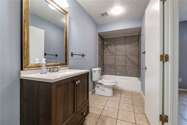 Building Photo - 3408 W Olive St