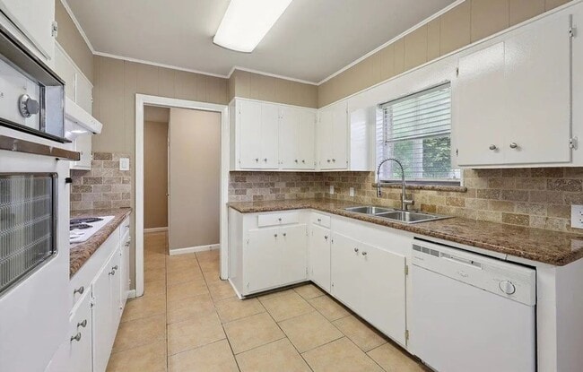 Building Photo - 630 White Oak Dr