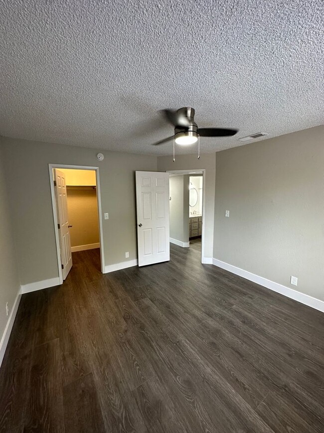 Building Photo - Updates 2 Bedroom Condo! Water+Garbage inc...