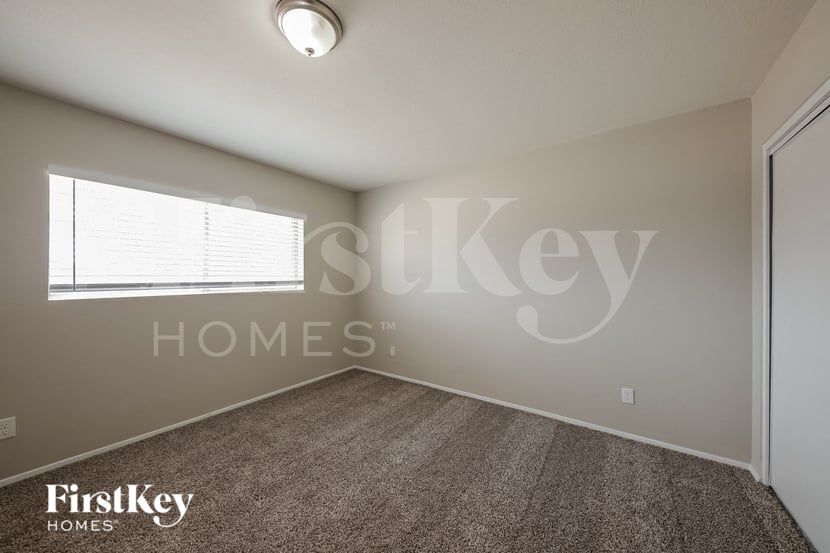 Building Photo - 4702 W Paradise Ln