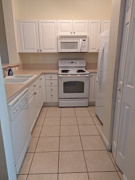 Building Photo - 3320 NE 13th Circle Dr