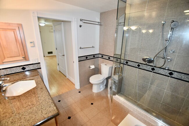 Building Photo - Capitol Hill 2 Bedroom w/ Incredible Views!