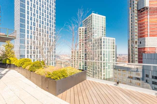 Building Photo - 436 Albee Square W
