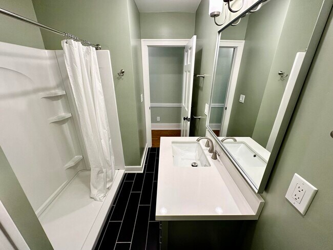 Building Photo - 992 Palmer