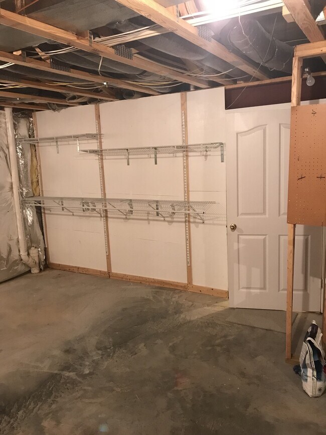 Building Photo - *Coming Soon!*  Large end unit town home i...