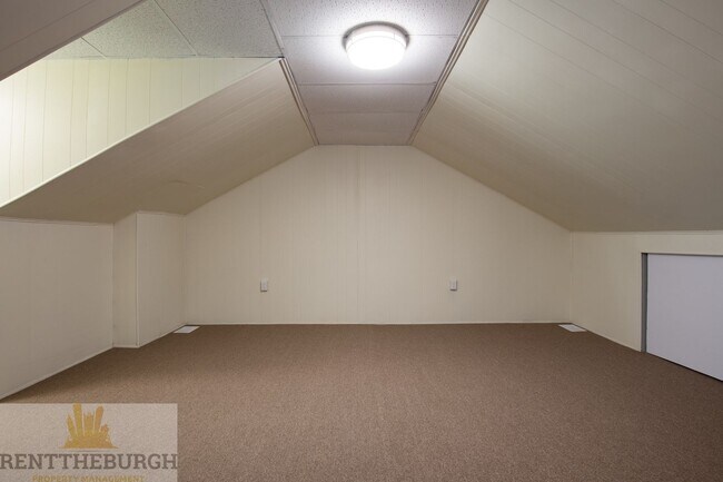 Building Photo - 3 Bedroom 1.5 bath House Now Available!