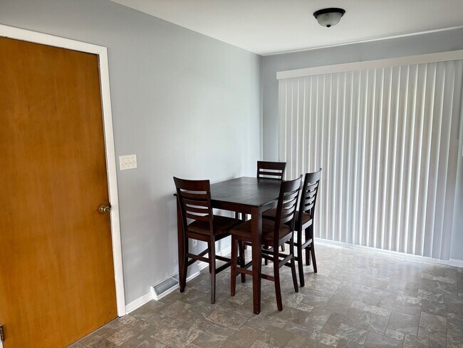 Building Photo - Extremely sharp 3 BR home in Normal