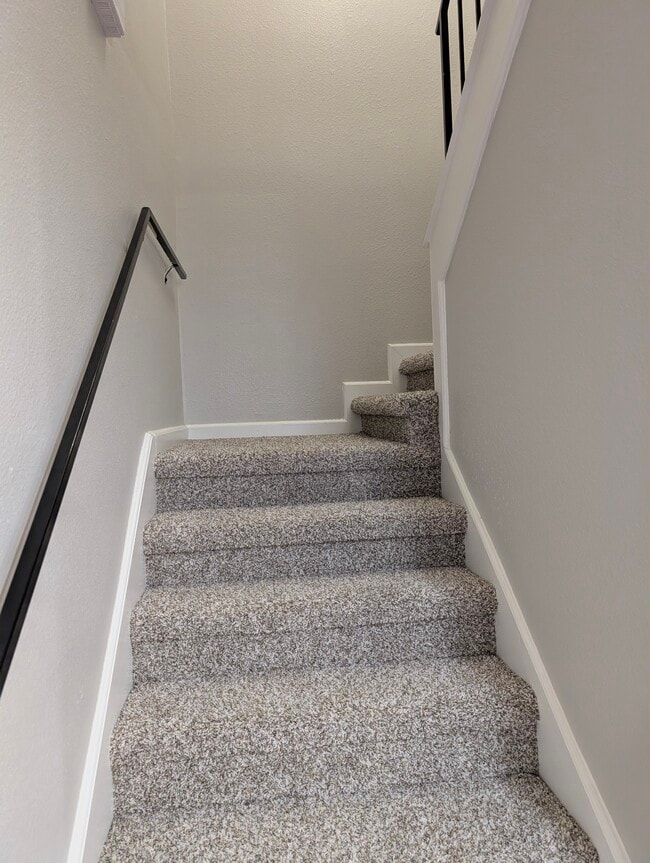 Building Photo - 3258 Continental Dr