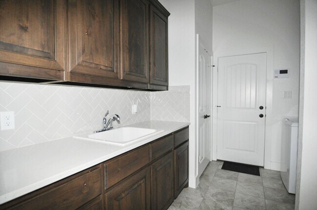 Building Photo - Fantastic 4-3-3 in Weatherford, Azle ISD!