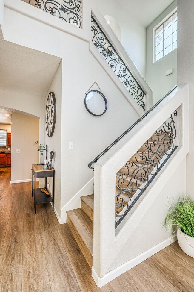 Building Photo - Beautiful Westside home FURNISHED with 4 b...