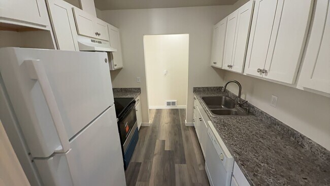 Building Photo - Newly remodeled 3 bedroom 1 bath home!!! Come check it out!! Schedule a tour today.