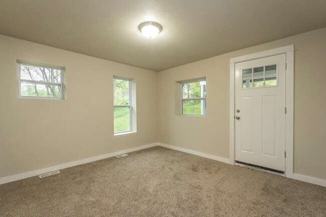 Building Photo - Adorable 2 Bedroom 1 Bath