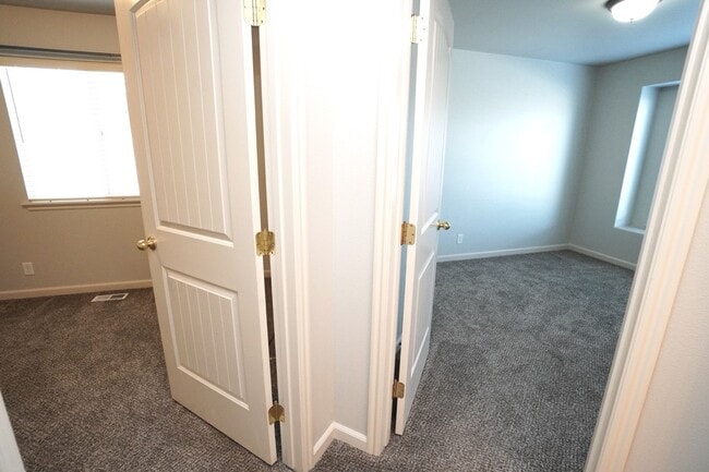 Building Photo - 1445 W Silver Salmon Dr