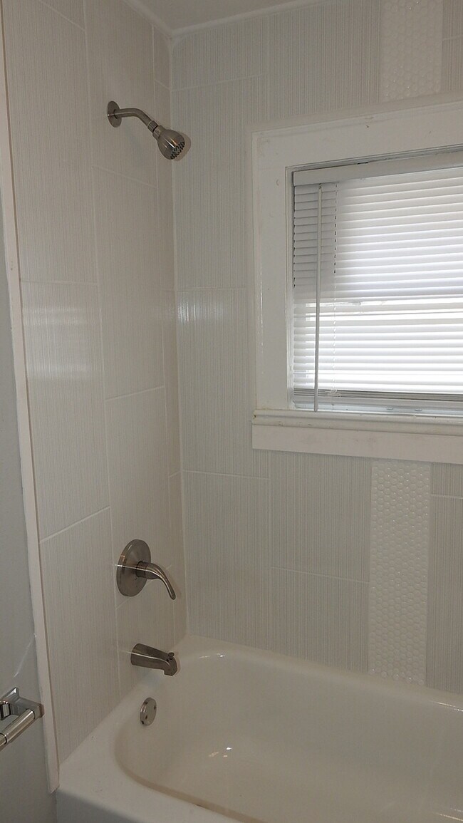 Building Photo - Adorable 2 bedrooms and 1 bath home located on N Main St in Independence