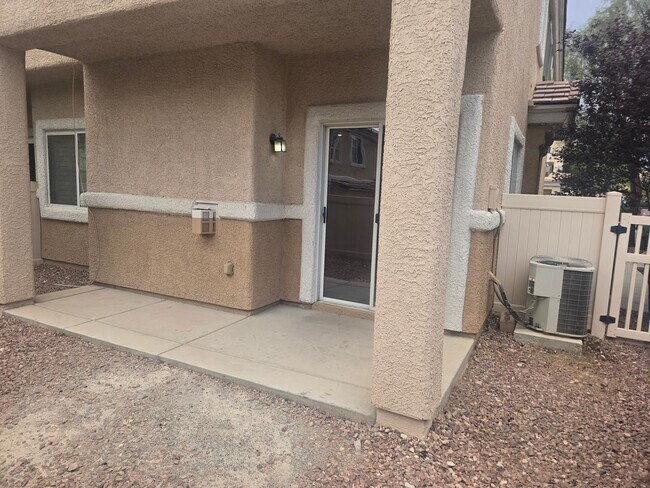 Building Photo - NEWLY REMODELED TOWN HOME IN HENDERSON AWA...