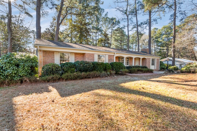 Building Photo - 2201 Knollwood Dr