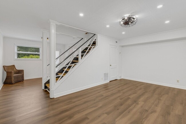 Building Photo - 605 University Ridge