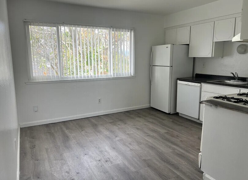 Building Photo - 516 W Tregallas Rd