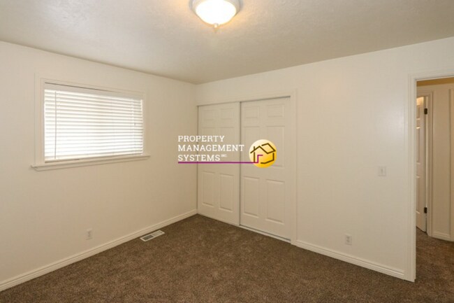 Building Photo - 4 Bedroom Cottonwood Heights Home