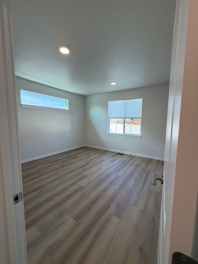 Building Photo - 421 Needlegrass Ln