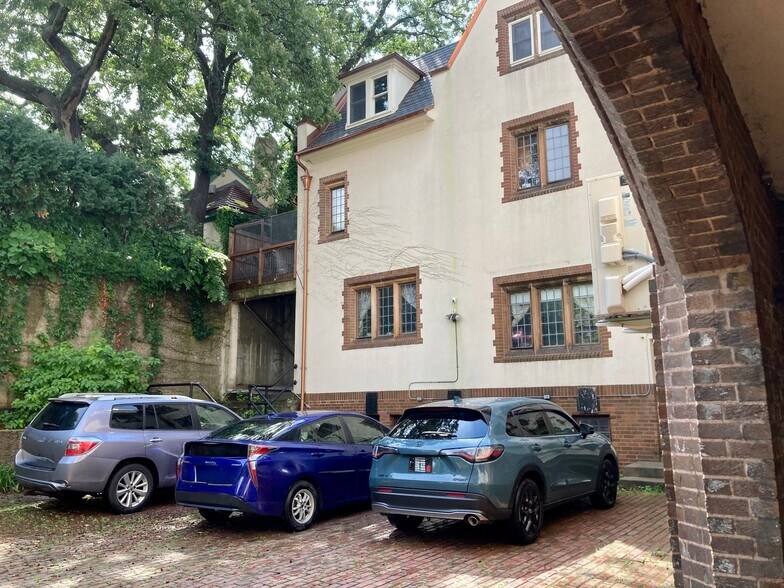 Parking in courtyard - 1915 Logan Ave S