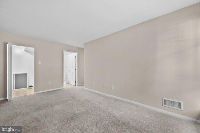 Building Photo - 11240 Chestnut Grove Square