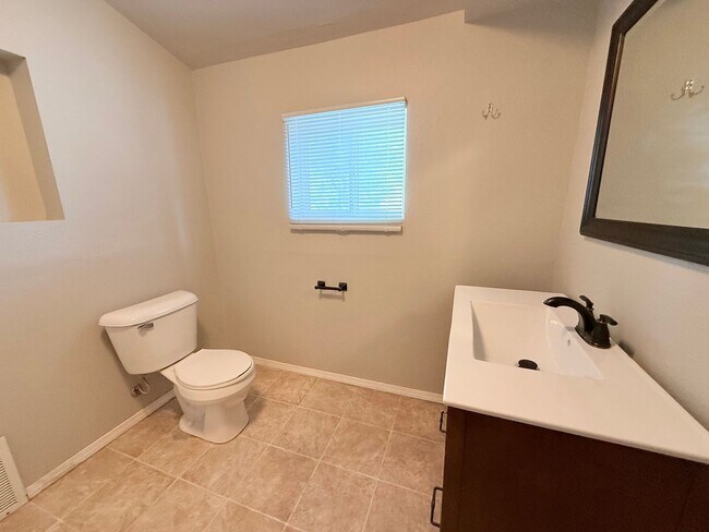 Building Photo - Spacious 5-Bedroom Home Near MSUM & Concordia – Perfect for Students or Large Households!