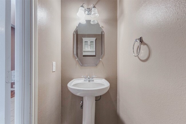 Building Photo - 2402 Sunlight Ln