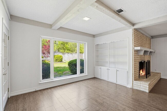 Building Photo - Amazing in Arlington