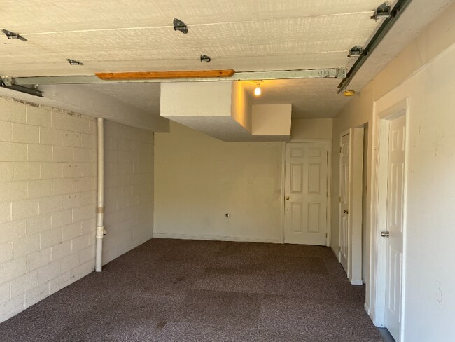 Building Photo - 3134 High Ridge Dr