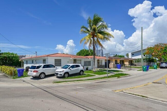 Building Photo - 3262 SW 28th St