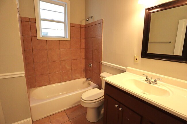 Building Photo - 2 Bed 1 Bath Apartment Located in the Heart of downtown Charleston & Close to the College of Char...