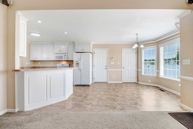 Building Photo - *DETACHED GARAGE/WORKSHOP!* Gorgeous home on HUGE acre lot in Princeton