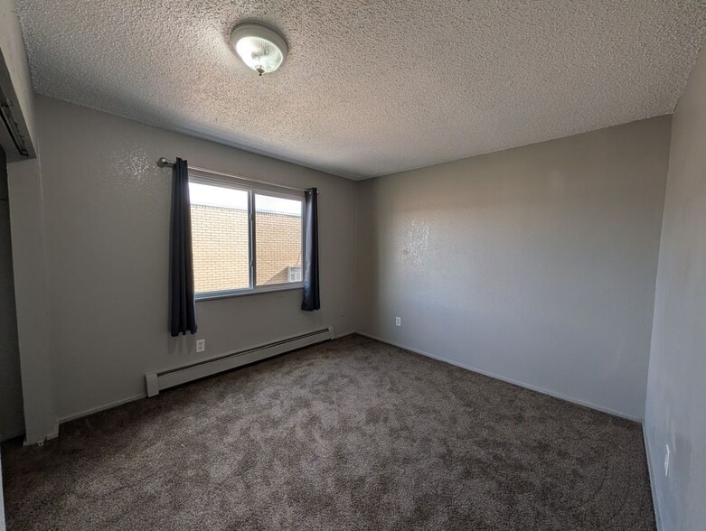 Building Photo - 1425 N Yosemite St