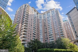 Building Photo - 851 N Glebe Rd