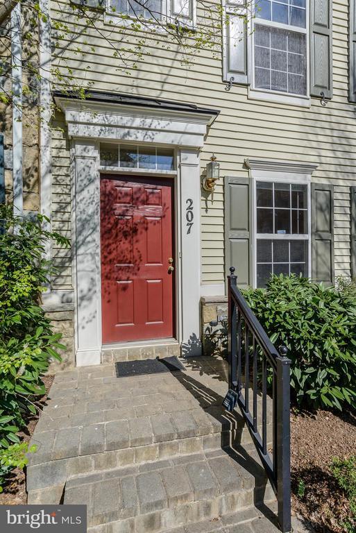 Building Photo - 207 Garden View Way