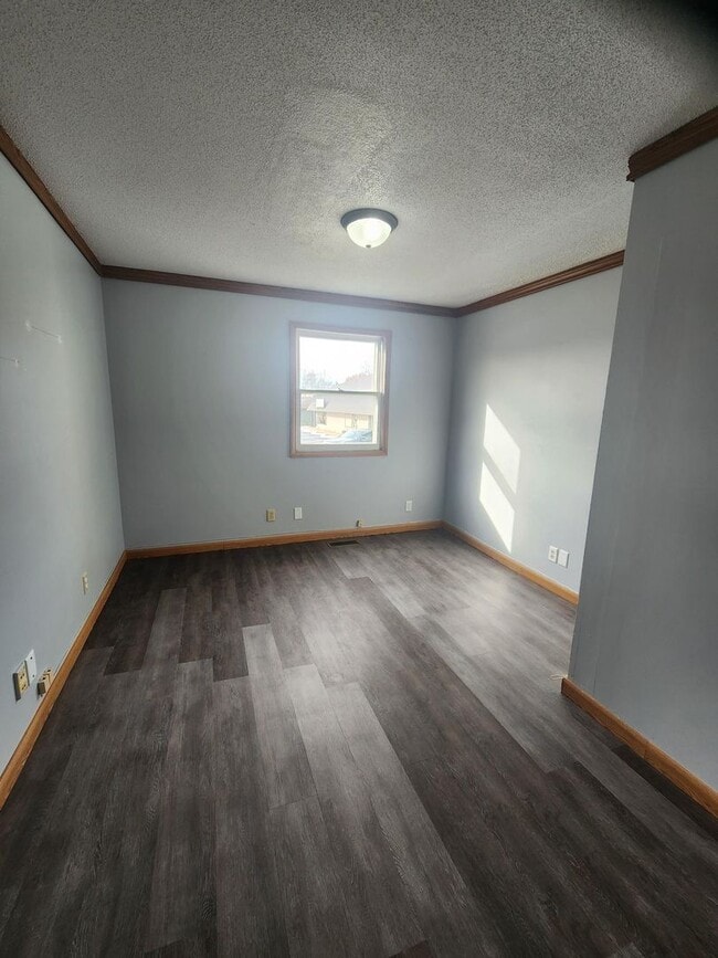 Building Photo - Large office space on East DeYoung, Marion.