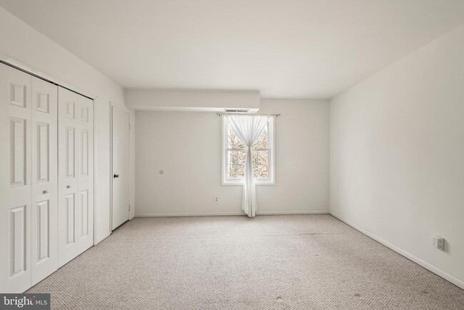 Building Photo - 3945 Lyndhurst Dr