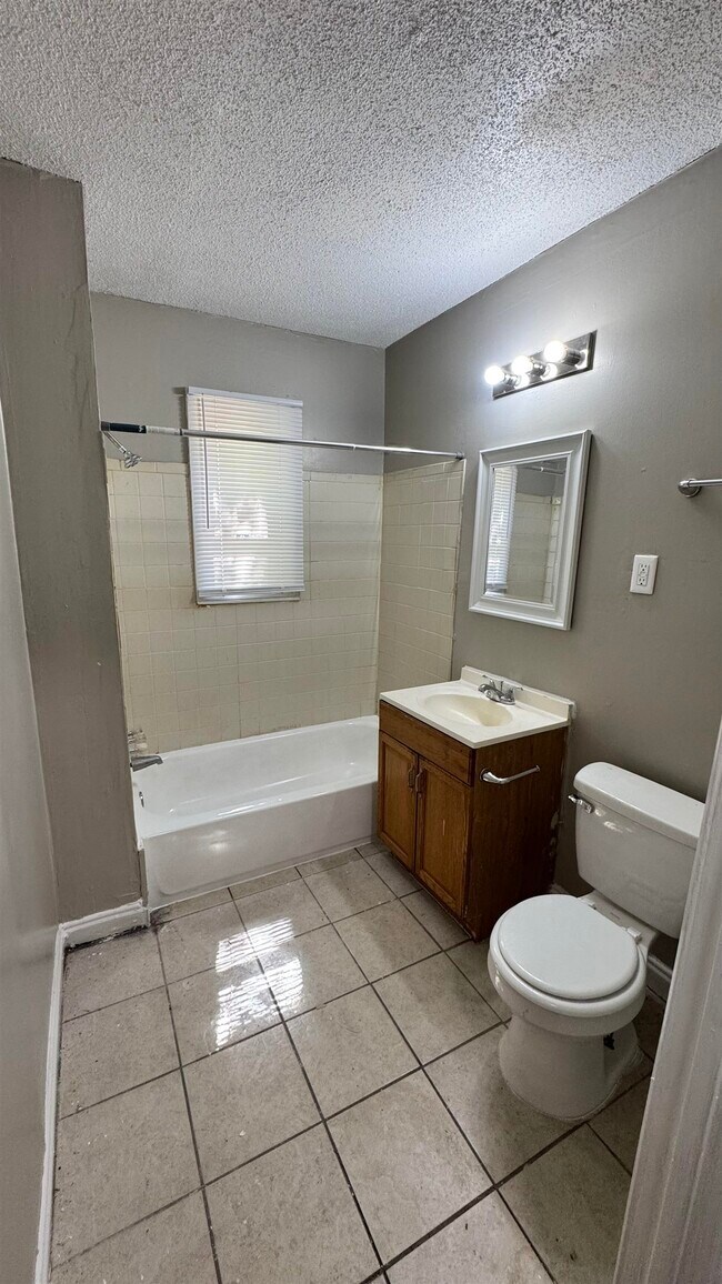 Building Photo - 2434 Vollintine Ave