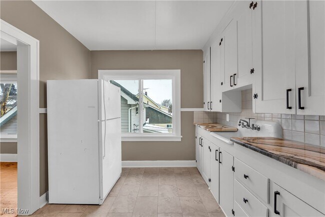 Building Photo - 10403 Russell Ave