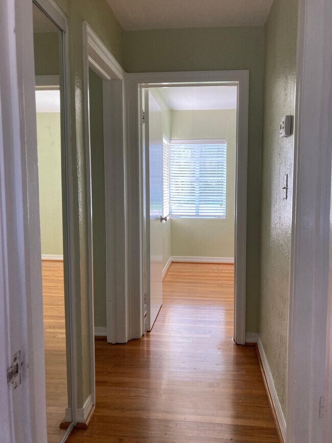 Building Photo - 1651 Knollwood Cir