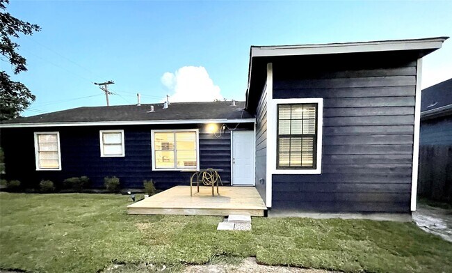 Building Photo - 3627 Keeland St