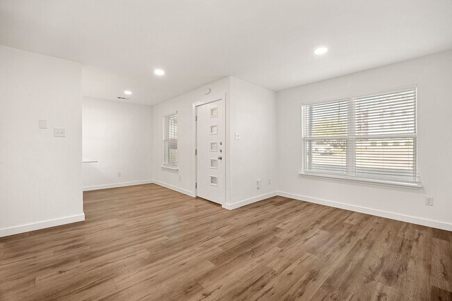 Building Photo - Updated North Austin Condo with Modern Fin...