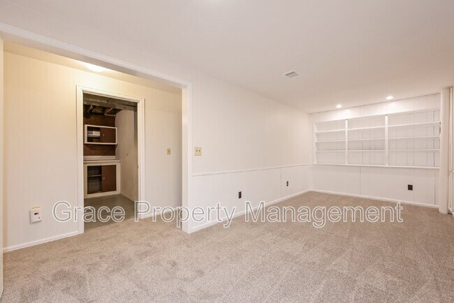 Building Photo - 580 E Kettle Ave