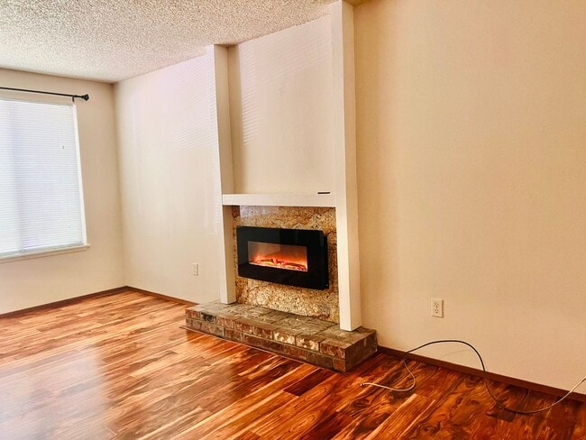 Building Photo - Eastside Olympia/ Must See! Available Now-2bd 1bath