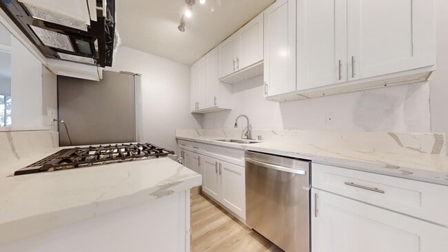 Building Photo - 1900 Rockefeller Ln