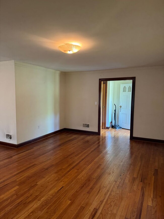 Building Photo - Fantastic Location & Price