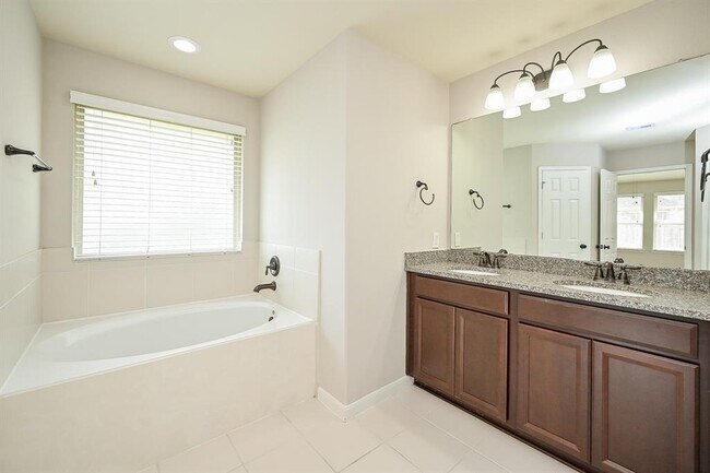 Building Photo - 18707 Majestic Vista Ln