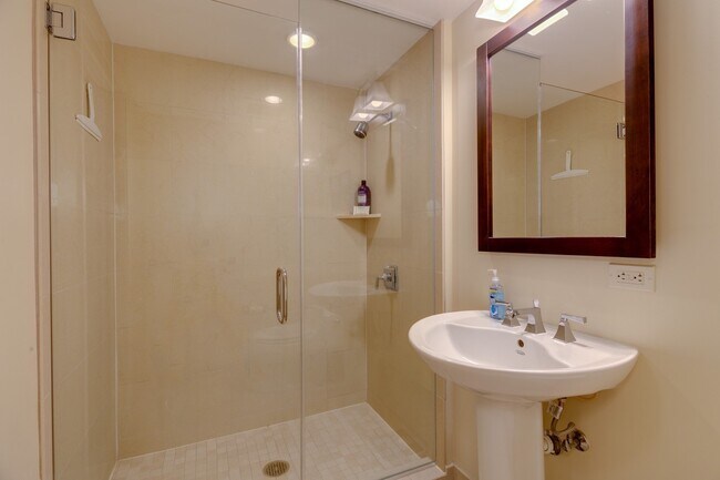 Building Photo - Fully Furnished 2 bedroom in Waikiki! One-...