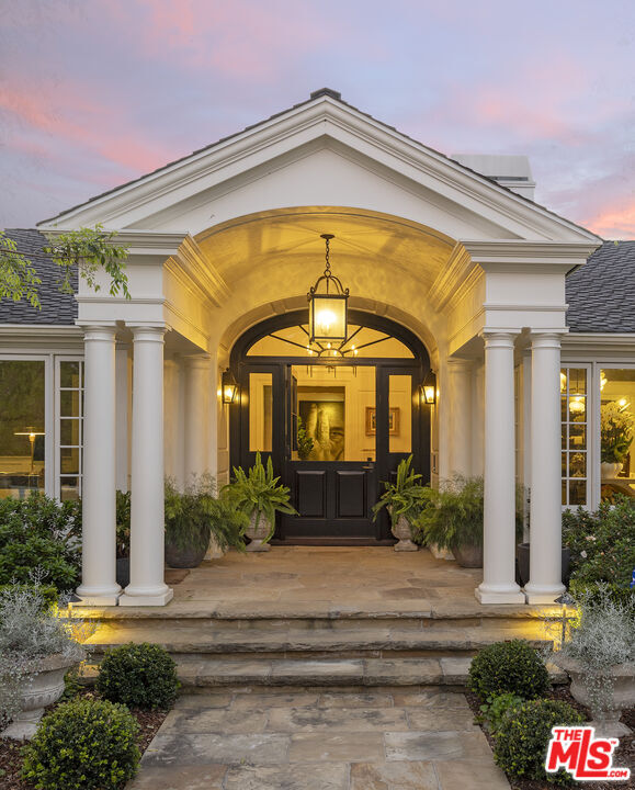 Building Photo - 2760 Sycamore Canyon Rd